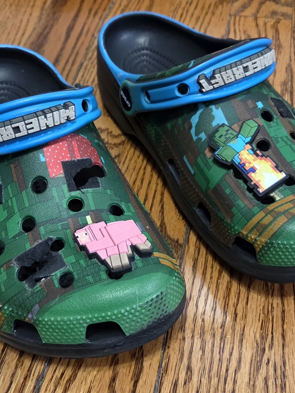 Kids/Juniors Crocs x Minecraft Clog Shoes in Black/Green/Blue